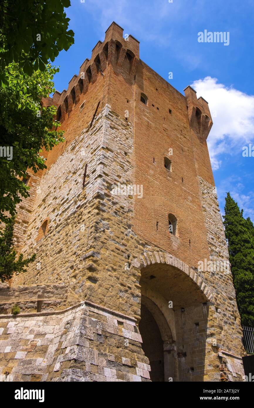 Pérouse, Ombrie / Italie - 2018/05/28: Tour en pierre et donjon de la porte Saint-Ange - Cassero di Porta Sant'Angelo - à l'église Saint-Michel Archange dans le quartier historique de Pérouse Banque D'Images