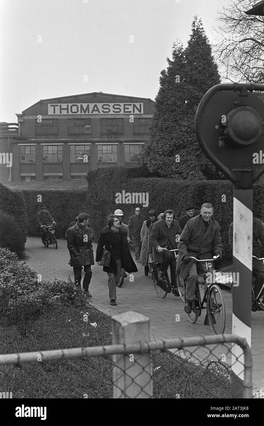 Employés de Thomassen Motorenfabriek BV à de Steeg organiser une grève de 24 heures, employés quitter l'usine Date: 28 février 1973 mots clés: Grèves, TRAVAILLEURS, usines Nom personnel: Thomassen Motorenfabriek BV Banque D'Images