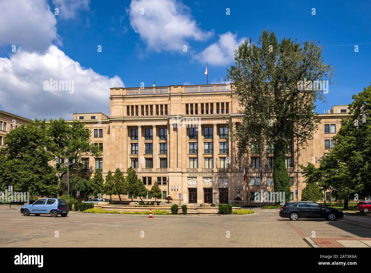 Varsovie, Mazovia / Pologne - 2019/06/01: Vue de face du bâtiment du siège du ministère polonais des Finances à la rue Swietokrzyska dans la vieille ville de Varsovie Banque D'Images