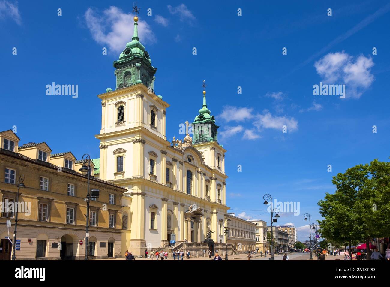 Varsovie, Mazovia / Pologne - 2019/06/01: Vue de face de l'église baroque Sainte-Croix, à la rue Krakowskie Przedmiescie dans le quartier de la vieille ville de Varsovie Banque D'Images