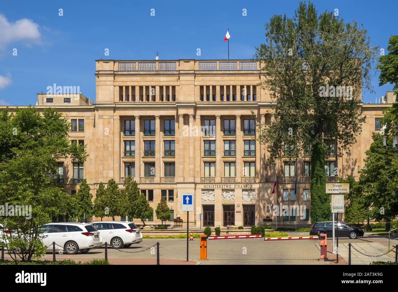 Varsovie, Mazovia / Pologne - 2019/06/01: Vue de face du bâtiment du siège du ministère polonais des Finances à la rue Swietokrzyska dans la vieille ville de Varsovie Banque D'Images