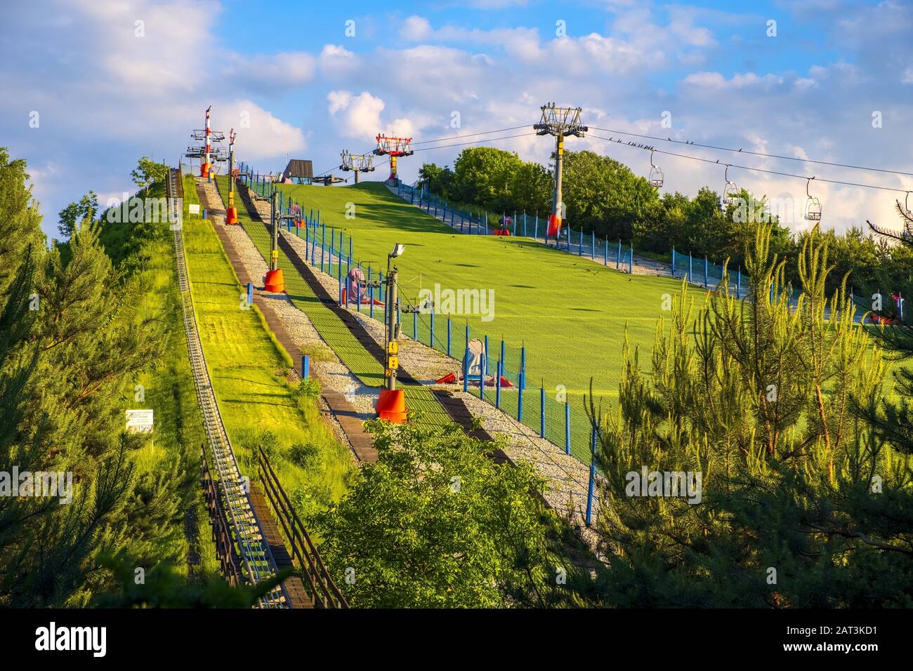 Varsovie, Mazovia / Pologne - 2019/06/02: Vue panoramique sur la colline Szczesliwicka - colline artificielle servant de piste de ski - dans le parc Szczesliwicki - l'un des plus grands parcs publics de Varsovie Banque D'Images