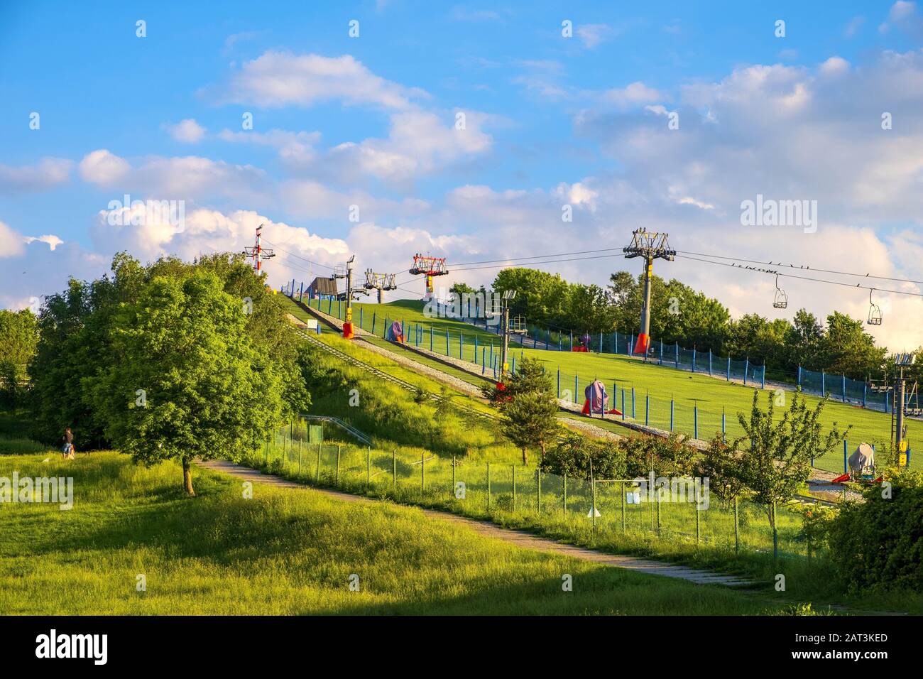 Varsovie, Mazovia / Pologne - 2019/06/02: Vue panoramique sur la colline Szczesliwicka - colline artificielle servant de piste de ski - dans le parc Szczesliwicki - l'un des plus grands parcs publics de Varsovie Banque D'Images