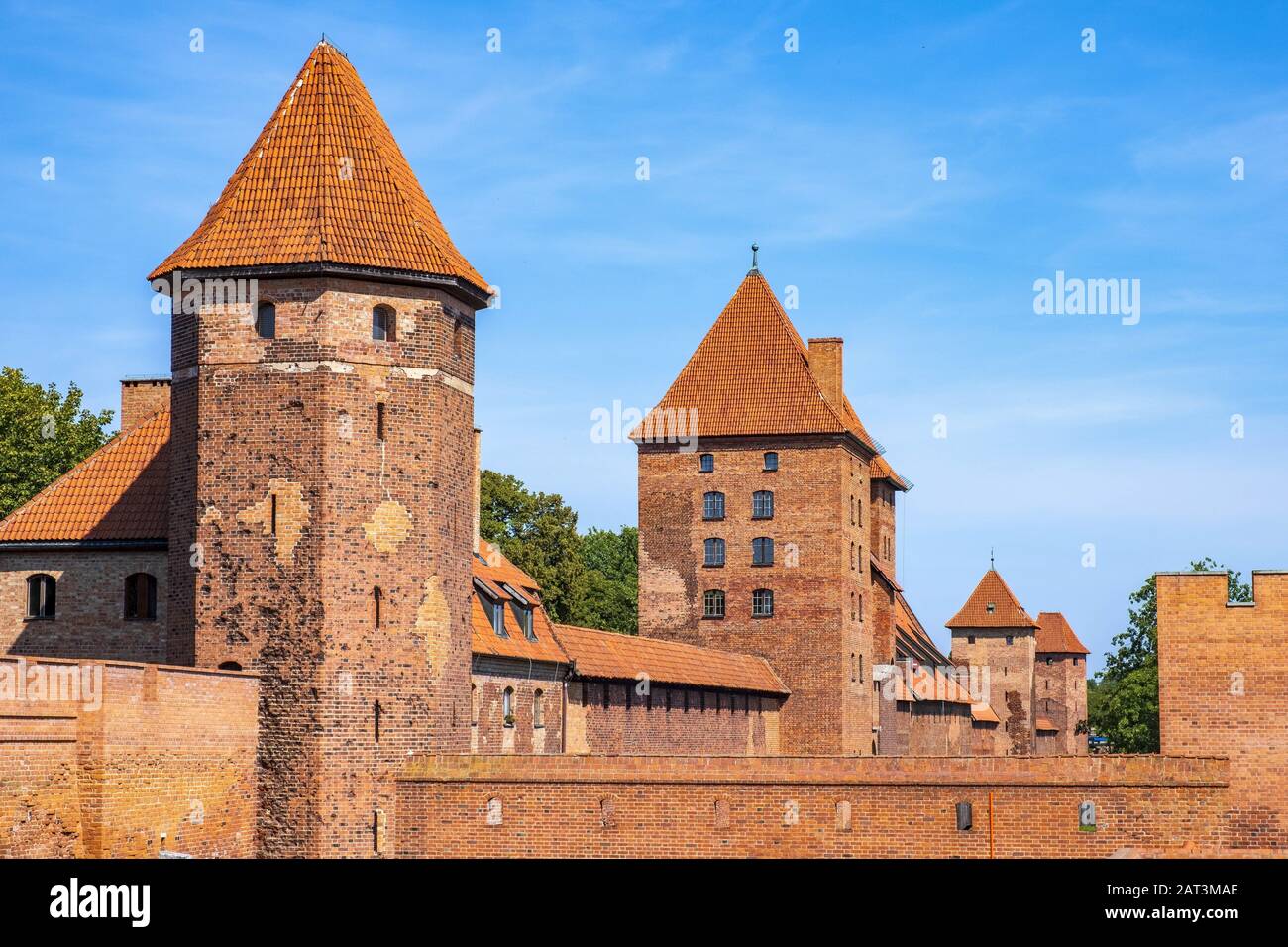 Malbork, Pomerania / Pologne - 2019/08/24: Vue panoramique du château médiéval de l'ordre teutonique à Malbork, Pologne - murs de défense extérieurs, tours moat et garde Banque D'Images
