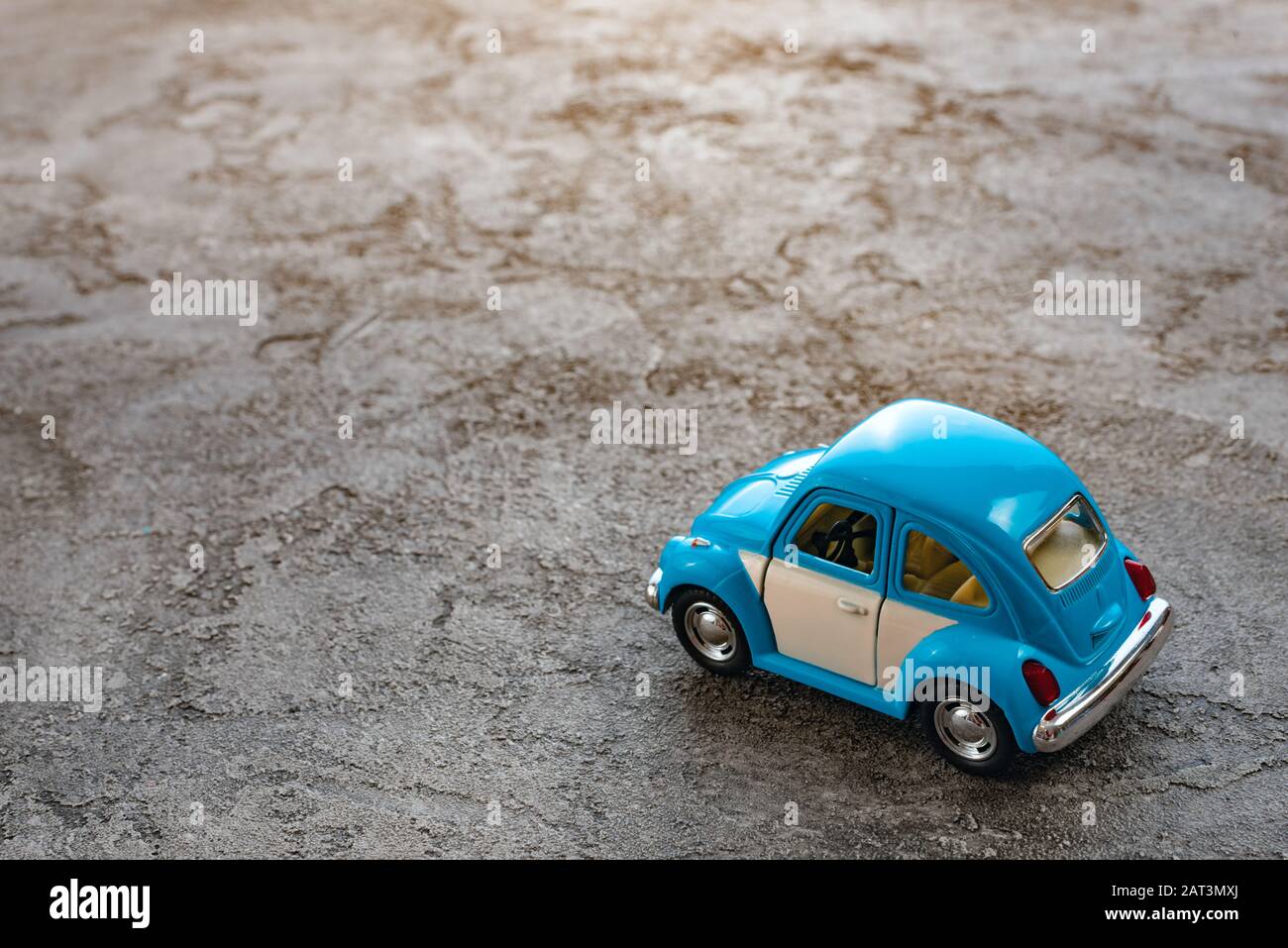 Gros plan sur le jouet d'une voiture rétro. Voyage concept et fête des pères - image Banque D'Images