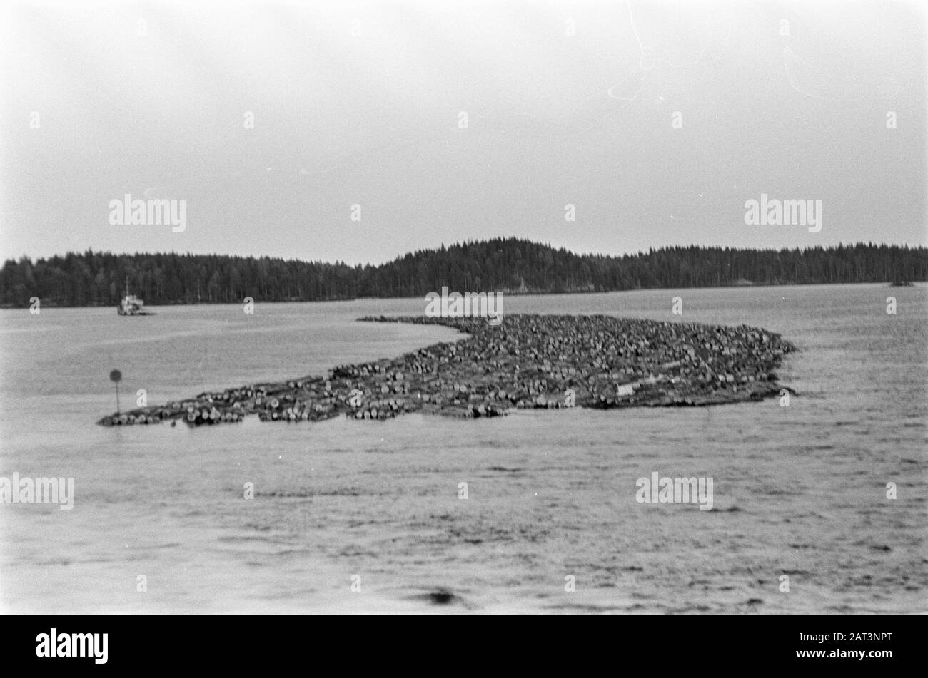 Finlande radeaux de bois sur le lac tirés par un remorqueur Date: 5 juillet 1967 lieu: Finlande mots clés: Bois, industrie du bois, remorqueurs, transport Banque D'Images