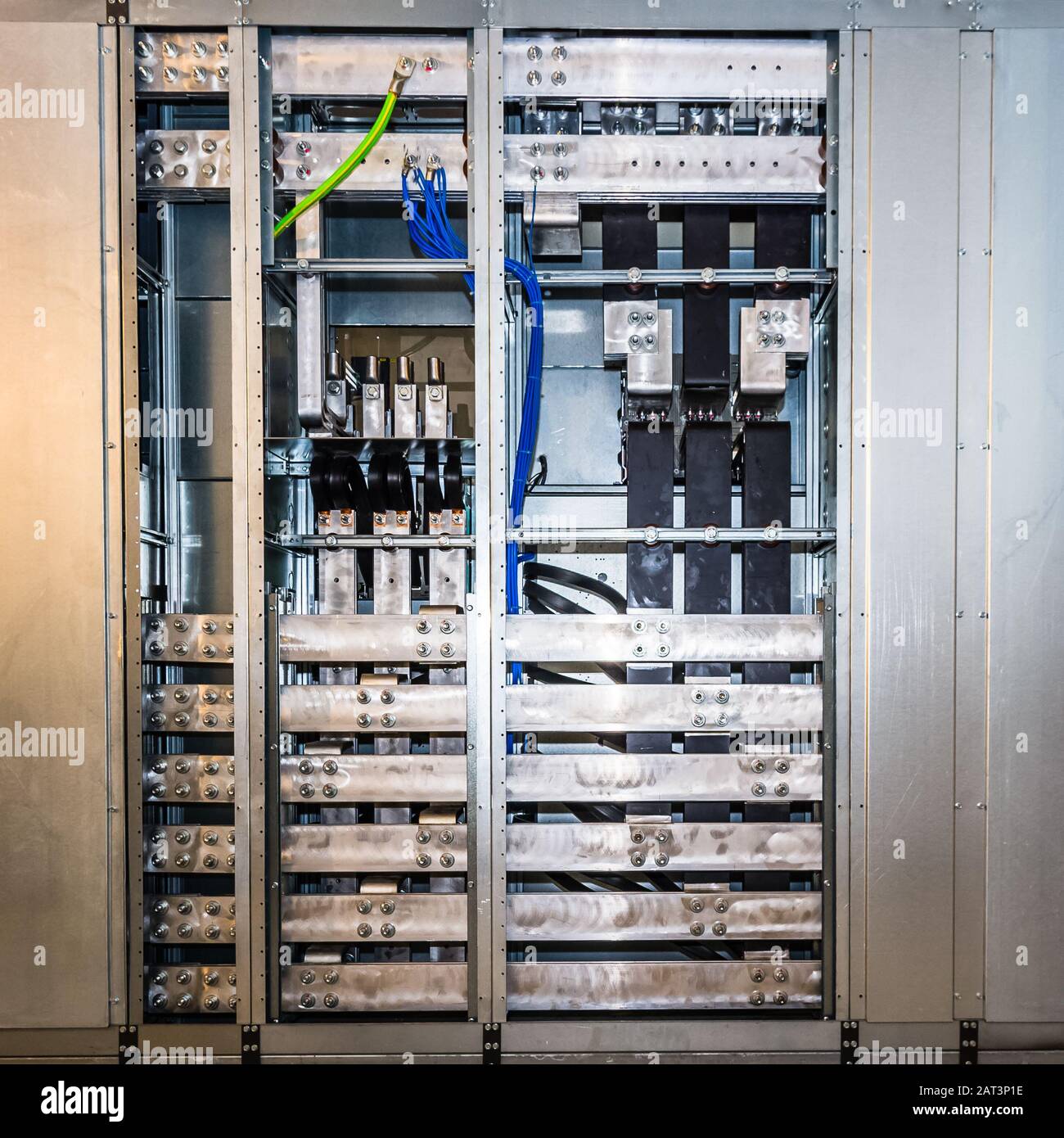 Vue détaillée de l'appareillage électrique avec barres en aluminium Banque D'Images