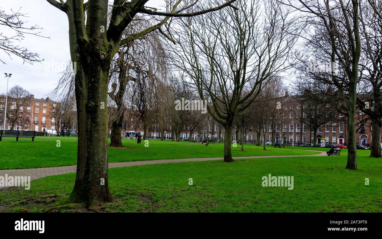 Parc public de la place Mountjoy, avec les bâtiments de la place Mountjoy en arrière-plan. Cette place géorgienne a été développée au XVIIIe siècle. Banque D'Images