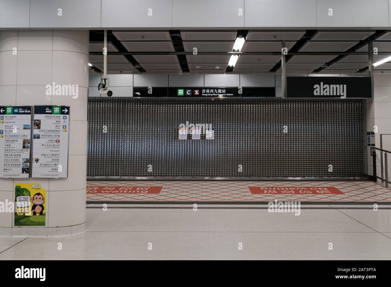 Hong Kong, Chine. 30 janvier 2020. Une porte fermée de la gare de Hong Kong West Kowloon est vue à Hong Kong. En raison de l'épidémie de coronavirus de Wuhan, le gouvernement de Hong Kong a refusé l'entrée pour les voyageurs de la province de Hubei, à l'exception des résidents locaux, en réponse au resserrement du passage frontalier et à l'arrêt de la propagation du virus. Crédit: Keith Tsuji/Zuma Wire/Alay Live News Banque D'Images