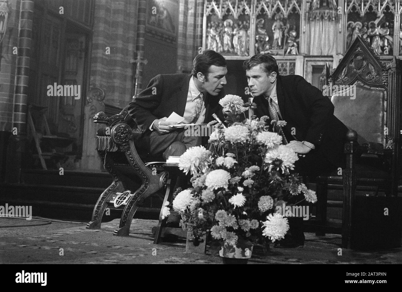 Hulatie Gerard K. van het Reve dans le cadre de l'attribution du C.P. Hootprijs dans l'église du coeur Le plus Saint d'Amsterdam. Van de Reve (à droite) et Hans Keller Date: 23 octobre 1969 lieu: Amsterdam, Noord-Holland mots clés: Auteurs, honneurs, églises, écrivains, télévision Nom personnel: Keller, Hans, Reve, Gerard, Reve, Gerard de l'Institutionname: VPro Banque D'Images