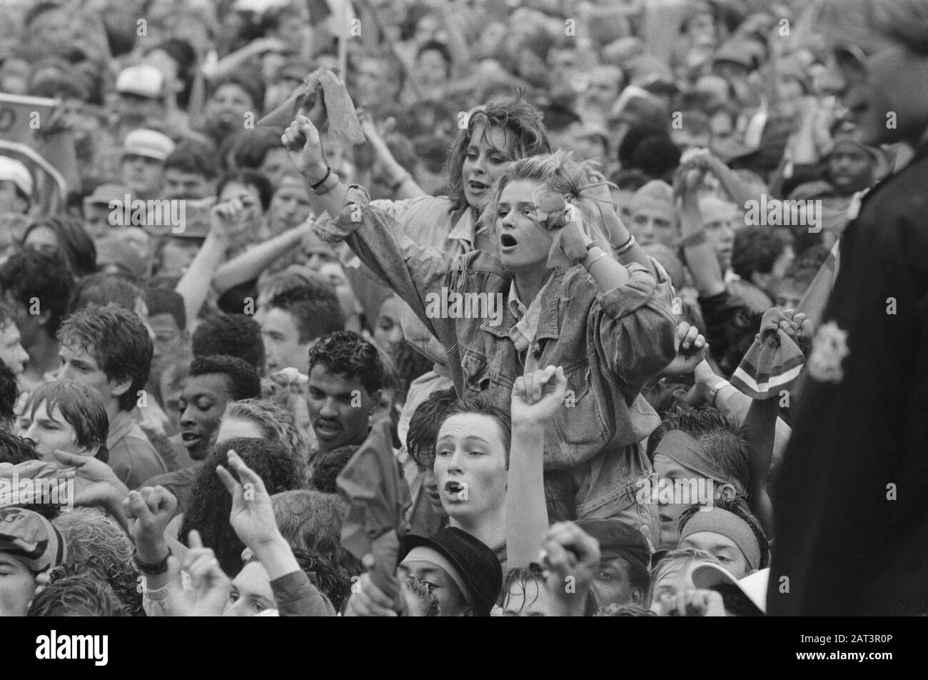 Équipe néerlandaise après le championnat européen de 1988 à Munich à Amsterdam; fans à Museumplein en difficulté dans la foule Date: 26 juin 1988 lieu: Amsterdam, Munich mots clés: Sport, football Banque D'Images