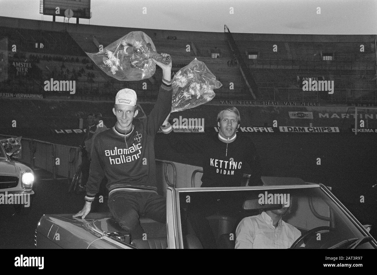 Honore les cyclistes après les championnats du monde au Stade olympique, Gaby Minneboo (amateur, médaille de bronze et droit Cees Trim (proftayer, Date : 7 août 1972 mots clés : récompenses, médailles, stades, cyclisme Nom personnel : tribu, Cees Banque D'Images