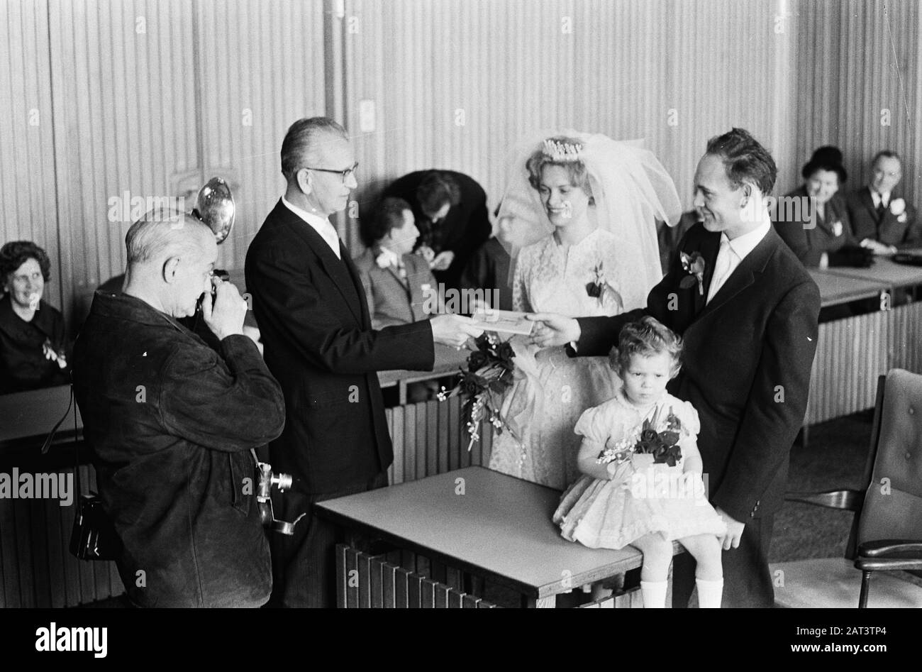Le rapport de mariage a échoué. Se marier de nouveau à Zaandam. Dolf Muns au travail Date: 6 avril 1963 lieu: Noord-Holland, Zaandam, Zaanstad mots clés: Cérémonies de mariage, photographes Nom personnel: Dolf Muns Banque D'Images