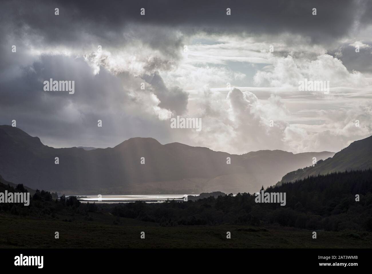 Ciel orageux au-dessus du Loch Duich en regardant Glen Shiel vers Morvich et le pic de Beinn a'Chaoinich, région des Highlands, Écosse Banque D'Images