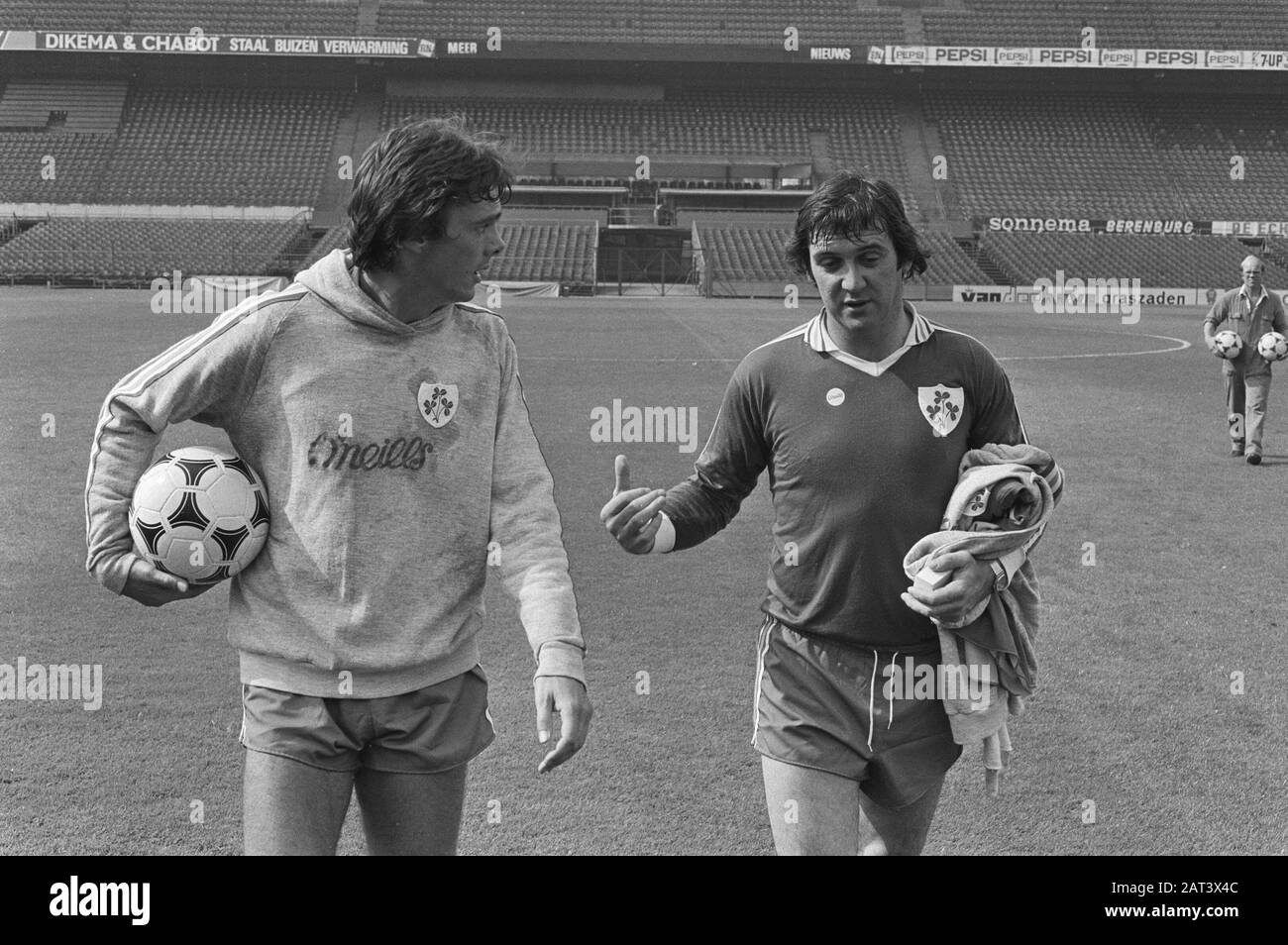 Formation de l'équipe nationale irlandaise dans le cadre du match contre le défenseur néerlandais de l'Irlande David Anthony O'Leary (à gauche) distribue les signatures pendant la formation en relation avec un match international aux Pays-Bas Date: 7 septembre 1981 lieu: Irlande, Pays-Bas mots clés: Signatures, sport, football, footballeurs, matches Nom personnel: O'Leary, David Anthony Banque D'Images