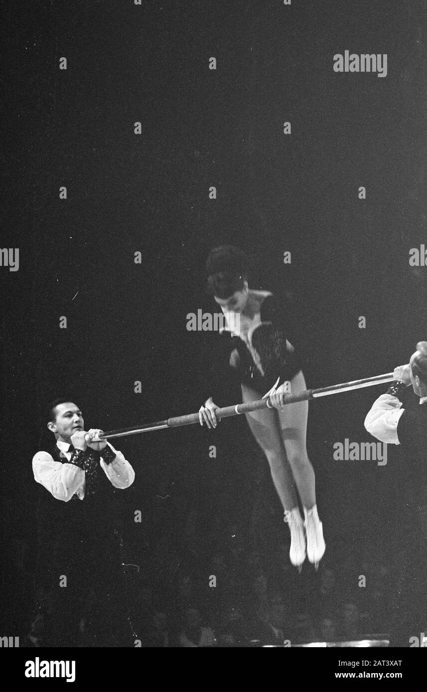 State Circus of Moscow in Amsterdam danseurs sur glace en action Date: 2 novembre 1966 lieu: Amsterdam, Noord-Holland mots clés: Artistes, cirques, patinage sur glace Banque D'Images