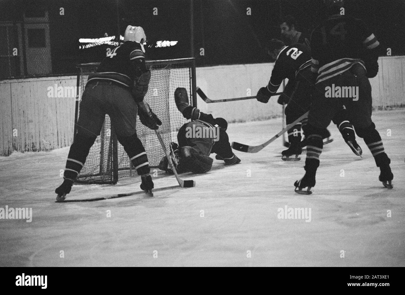 Compétition de hockey sur glace AYC contre Amsteltijgers à Jaap Eden baan Amsterdam 0-8. Moment du jeu Date: 4 janvier 1970 lieu: Amsterdam, Noord-Holland mots clés: IJSHOCKEY Nom de personne: Amsteltijgers, Ayc, Eden, Jaap Banque D'Images