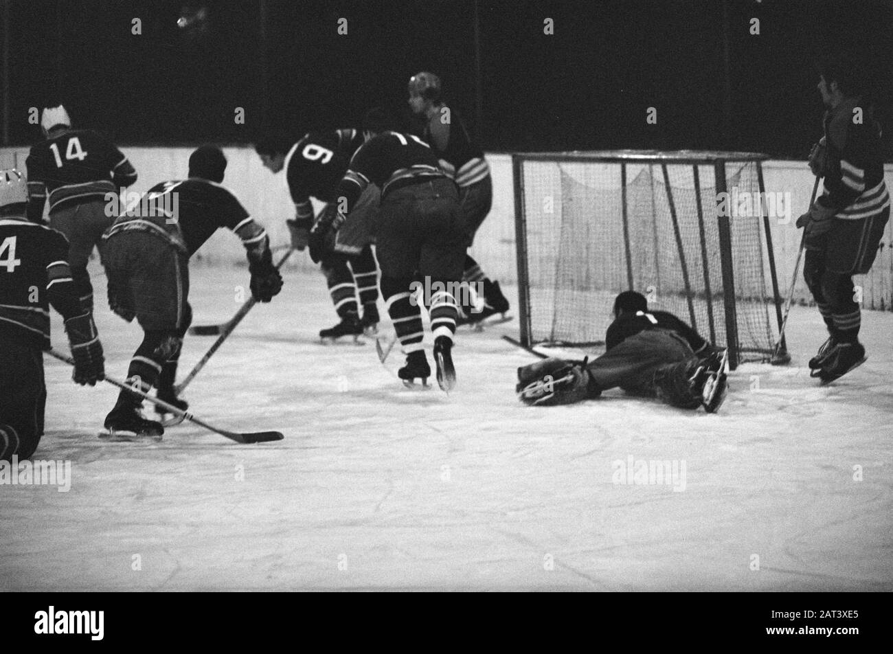 Compétition de hockey sur glace AYC contre Amsteltijgers à Jaap Eden baan Amsterdam 0-8. Moment du jeu Date: 4 janvier 1970 lieu: Amsterdam, Noord-Holland mots clés: IJSHOCKEY Nom de personne: Amsteltijgers, Ayc, Eden, Jaap Banque D'Images