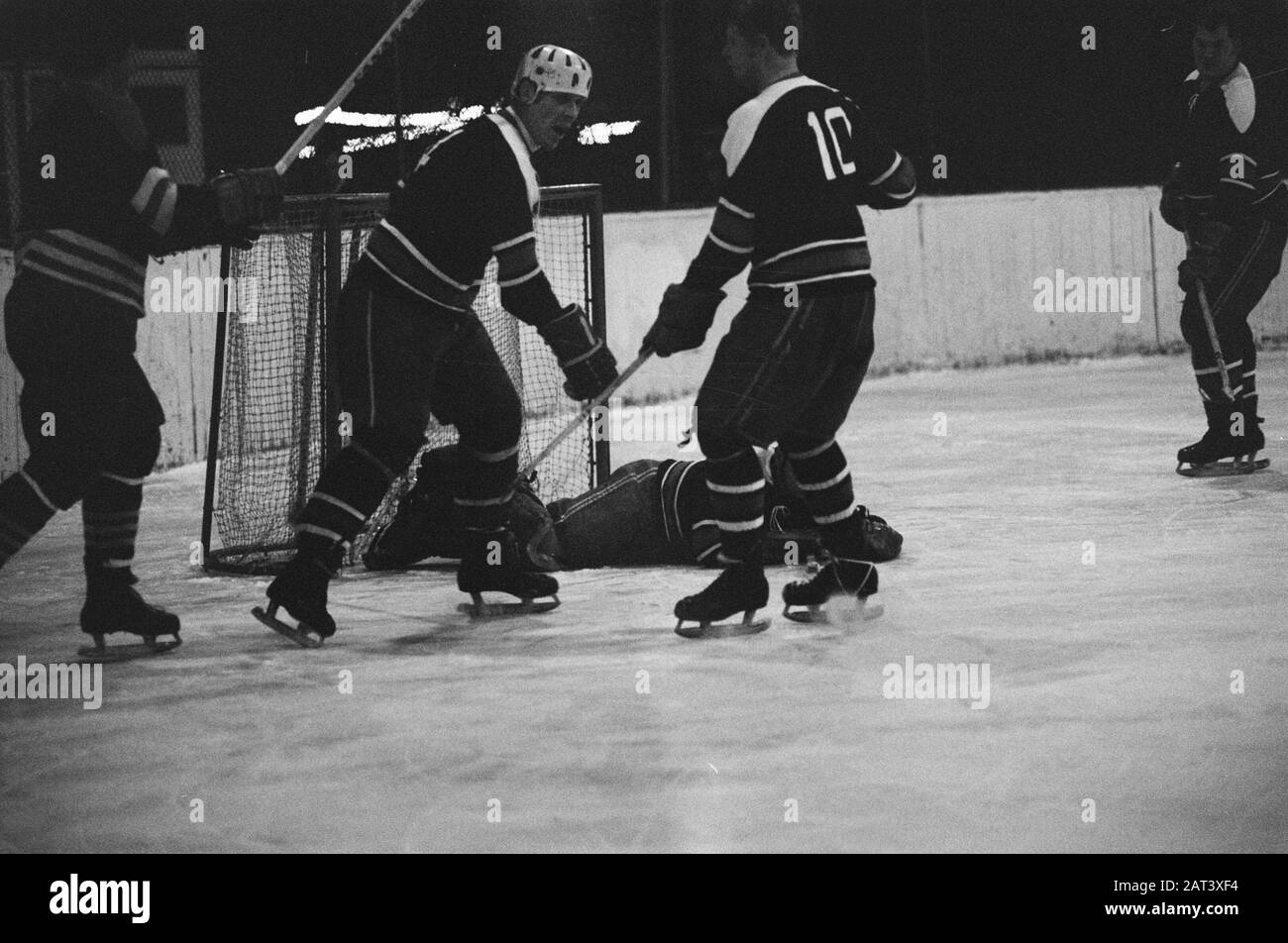 Compétition de hockey sur glace AYC contre Amsteltijgers à Jaap Eden baan Amsterdam 0-8. Moment du jeu Date: 4 janvier 1970 lieu: Amsterdam, Noord-Holland mots clés: IJSHOCKEY Nom de personne: Amsteltijgers, Ayc, Eden, Jaap Banque D'Images