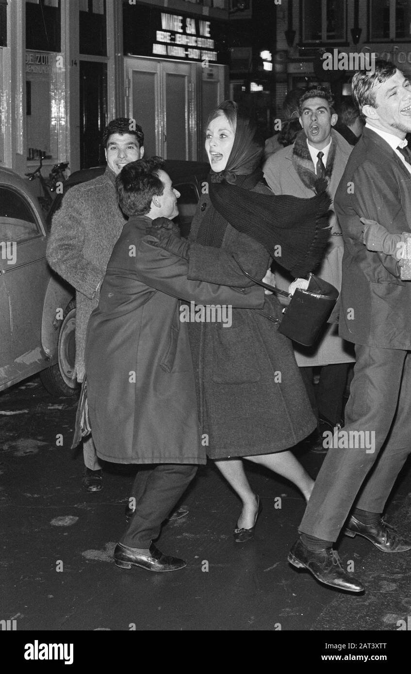 Spectacle de glace sur la glace pour Lido sur le bush de Leiden, les gens de masse sur le côté où la glace a commencé à déchirer Date: 2 février 1963 mots clés: Ice montre le nom de l'institution: Lido Banque D'Images