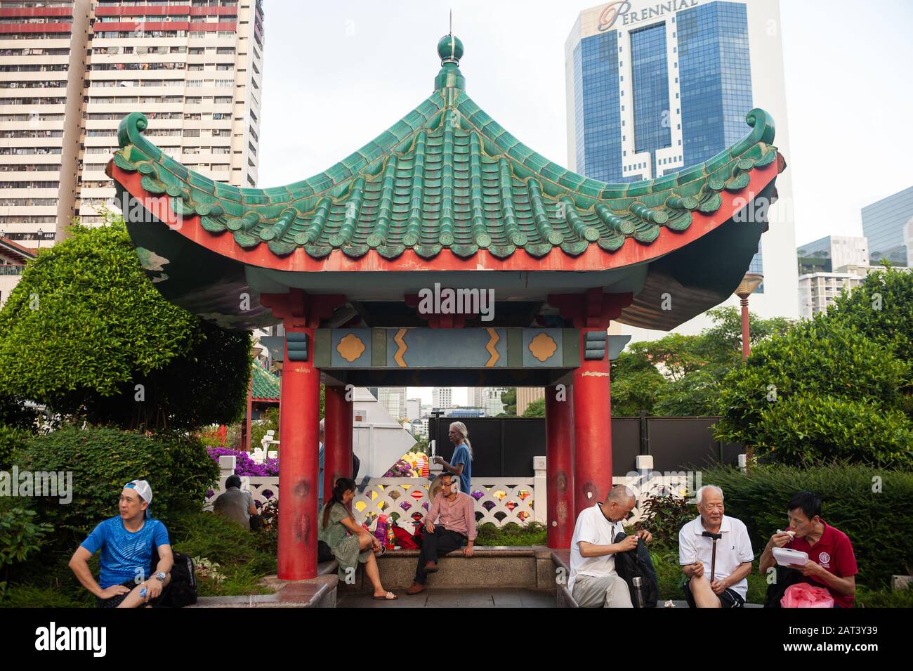 23.01.2020, Singapour, République de Singapour, Asie - Les Gens sont assis sous un toit en forme de pagode dans un petit parc public de Chinatown. Banque D'Images