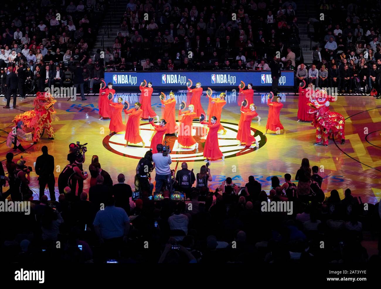 (200130) -- NEW YORK, le 30 janvier 2020 (Xinhua) -- les danseurs se remplissent pendant la soirée culturelle chinoise organisée par Brooklyn Nets au Barclays Center de l'équipe à New York City, aux États-Unis, le 29 janvier 2020. (Xinhua/Wang Ying) Banque D'Images