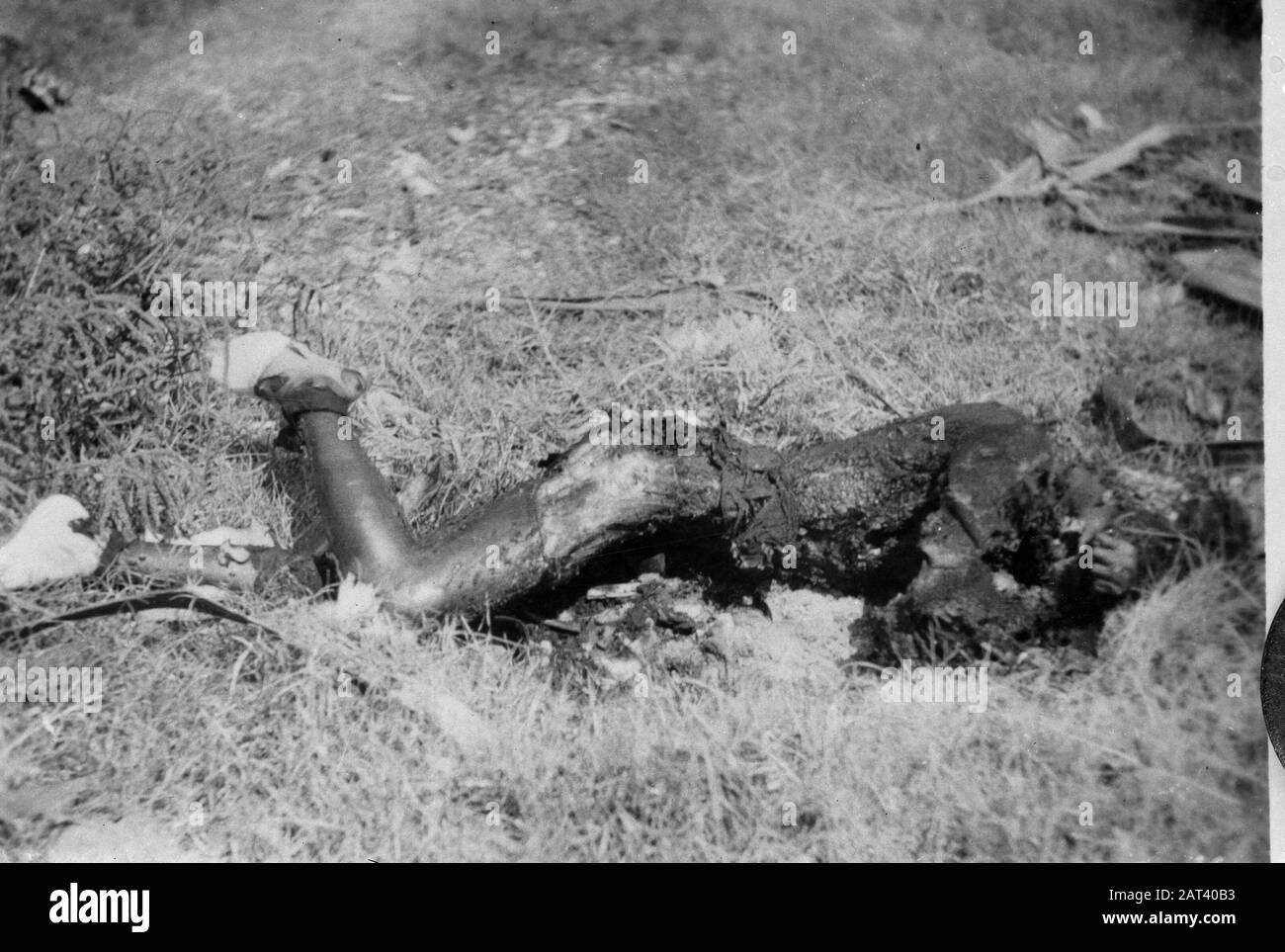 [DLC} A Brûlé chinois/Malang Dans la rue Gadang à Malang (East Jawa) 21 chinois - après avoir été abusé - sont enfermés dans une conserie. Le bâtiment a alors été incendié, donc les Chinois ont été tués dans les flammes. L'auteur principal de ce crime odieux est une certaine Lasmoe, qui, par sa méthode d'intimidation de la population, s'est sentie si sûre qu'il a été laissé à Malang lorsque les troupes néerlandaises ont occupé cette ville. En direction de la population, il a été capturé, de sorte qu'il ne puisse pas échapper à sa justice Annotation: DJK Date: Juillet 1947 lieu: Indonésie, Pays-Bas Indes orientales Banque D'Images