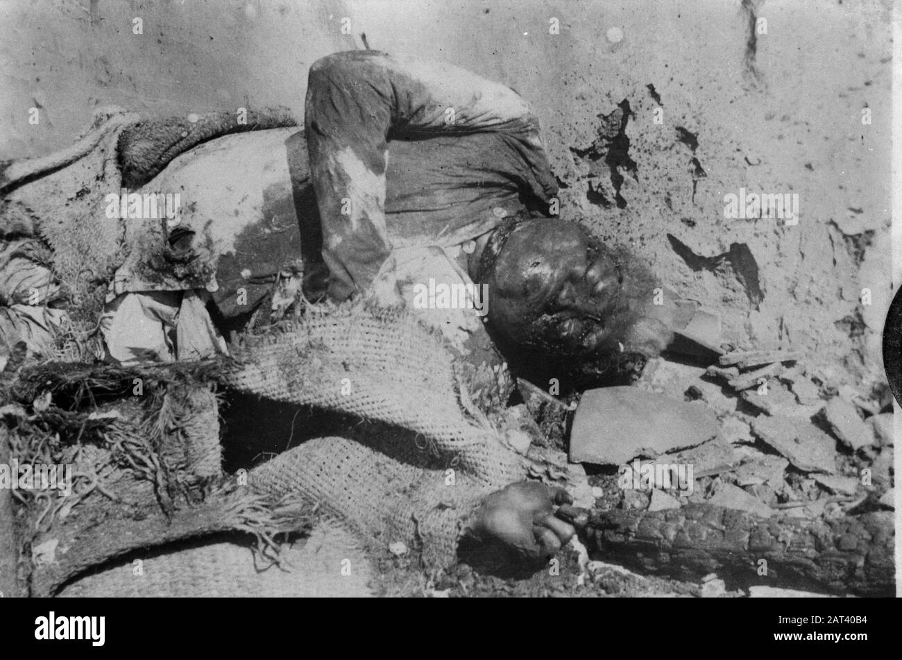 [DLC} A Brûlé chinois/Malang Dans la rue Gadang à Malang (East Jawa) 21 chinois - après avoir été abusé - sont enfermés dans une conserie. Le bâtiment a alors été incendié, donc les Chinois ont été tués dans les flammes. L'auteur principal de ce crime odieux est une certaine Lasmoe, qui, par sa méthode d'intimidation de la population, s'est sentie si sûre qu'il a été laissé à Malang lorsque les troupes néerlandaises ont occupé cette ville. En direction de la population, il a été capturé, de sorte qu'il ne puisse pas échapper à sa justice Annotation: DJK Date: Juillet 1947 lieu: Indonésie, Pays-Bas Indes orientales Banque D'Images