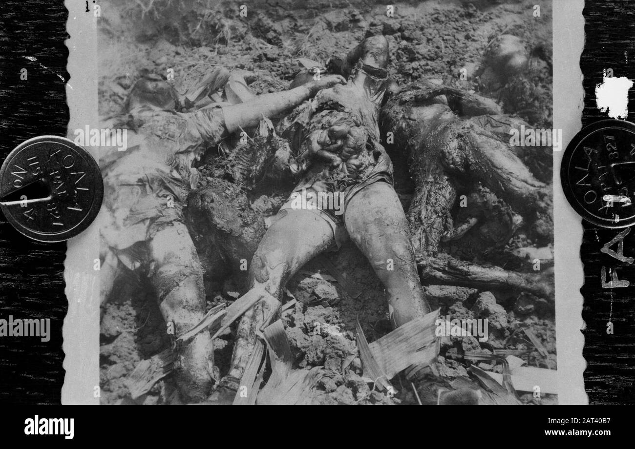 [DLC} A Brûlé chinois/Malang Dans la rue Gadang à Malang (East Jawa) 21 chinois - après avoir été abusé - sont enfermés dans une conserie. Le bâtiment a alors été incendié, donc les Chinois ont été tués dans les flammes. L'auteur principal de ce crime odieux est une certaine Lasmoe, qui, par sa méthode d'intimidation de la population, s'est sentie si sûre qu'il a été laissé à Malang lorsque les troupes néerlandaises ont occupé cette ville. En direction de la population, il a été capturé, de sorte qu'il ne puisse pas échapper à sa justice Annotation: DJK Date: Juillet 1947 lieu: Indonésie, Pays-Bas Indes orientales Banque D'Images