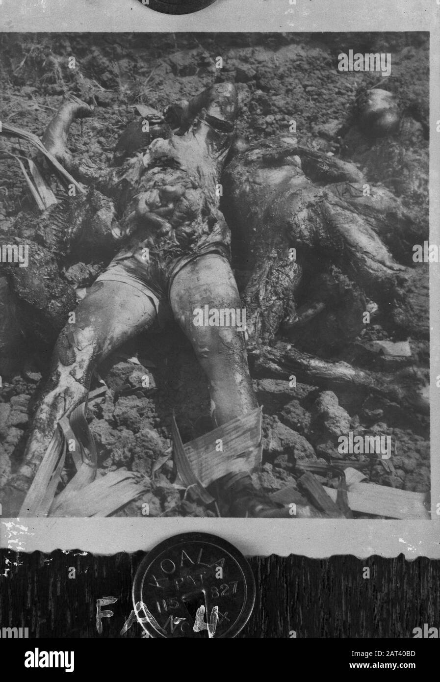 [DLC} A Brûlé chinois/Malang Dans la rue Gadang à Malang (East Jawa) 21 chinois - après avoir été abusé - sont enfermés dans une conserie. Le bâtiment a alors été incendié, donc les Chinois ont été tués dans les flammes. L'auteur principal de ce crime odieux est une certaine Lasmoe, qui, par sa méthode d'intimidation de la population, s'est sentie si sûre qu'il a été laissé à Malang lorsque les troupes néerlandaises ont occupé cette ville. En direction de la population, il a été capturé, de sorte qu'il ne puisse pas échapper à sa justice Annotation: DJK Date: Juillet 1947 lieu: Indonésie, Pays-Bas Indes orientales Banque D'Images