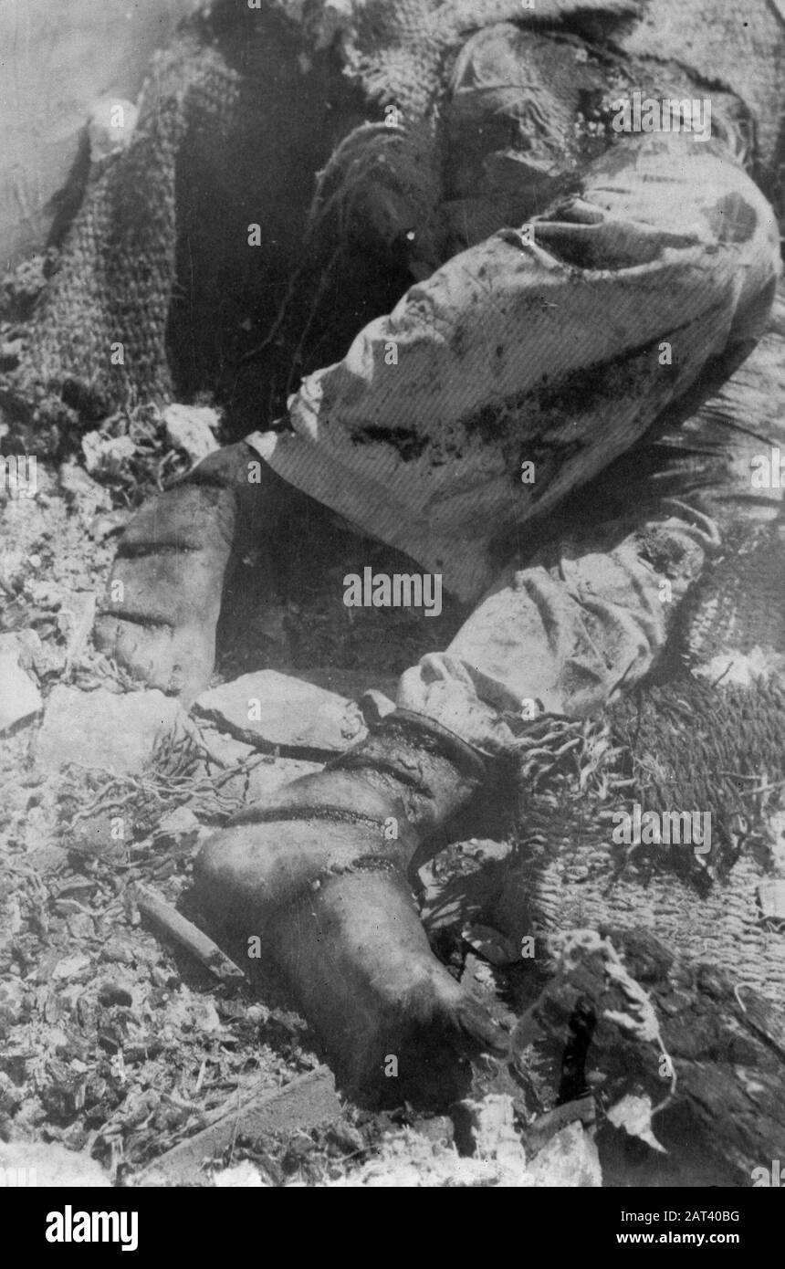 [DLC} A Brûlé chinois/Malang Dans la rue Gadang à Malang (East Jawa) 21 chinois - après avoir été abusé - sont enfermés dans une conserie. Le bâtiment a alors été incendié, donc les Chinois ont été tués dans les flammes. L'auteur principal de ce crime odieux est une certaine Lasmoe, qui, par sa méthode d'intimidation de la population, s'est sentie si sûre qu'il a été laissé à Malang lorsque les troupes néerlandaises ont occupé cette ville. En direction de la population, il a été capturé, de sorte qu'il ne puisse pas échapper à sa justice Annotation: DJK Date: Juillet 1947 lieu: Indonésie, Pays-Bas Indes orientales Banque D'Images