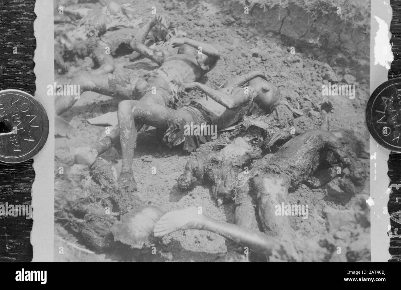 [DLC} A Brûlé chinois/Malang Dans la rue Gadang à Malang (East Jawa) 21 chinois - après avoir été abusé - sont enfermés dans une conserie. Le bâtiment a alors été incendié, donc les Chinois ont été tués dans les flammes. L'auteur principal de ce crime odieux est une certaine Lasmoe, qui, par sa méthode d'intimidation de la population, s'est sentie si sûre qu'il a été laissé à Malang lorsque les troupes néerlandaises ont occupé cette ville. En direction de la population, il a été capturé, de sorte qu'il ne puisse pas échapper à sa justice Annotation: DJK Date: Juillet 1947 lieu: Indonésie, Pays-Bas Indes orientales Banque D'Images