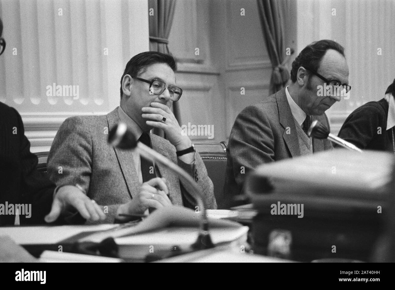 À la Haye, la Commission permanente de la Chambre des affaires économiques s'est réunie pour la politique énergétique Date: 15 décembre 1980 lieu: La Haye, Zuid-Holland mots clés: Budgets, réunions Nom personnel: Aardenne, Gijs van, Chambre des communes Banque D'Images