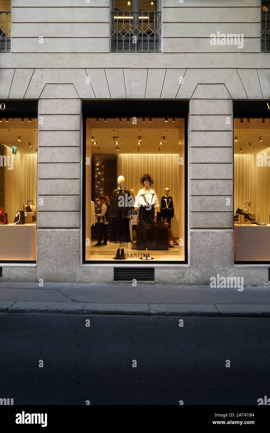 Valentino Store, Via Monte Napoleone, 20, Quadrilatero della moda, place de la mode ou Via Montenapoleone quartier de la mode, Milan, Lombardie, Italie, Euro Banque D'Images