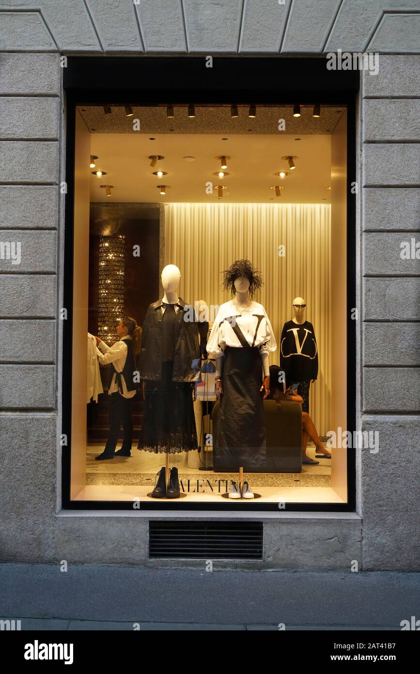 Valentino Store, Via Monte Napoleone, 20, Quadrilatero della moda, place de la mode ou Via Montenapoleone quartier de la mode, Milan, Lombardie, Italie, Euro Banque D'Images