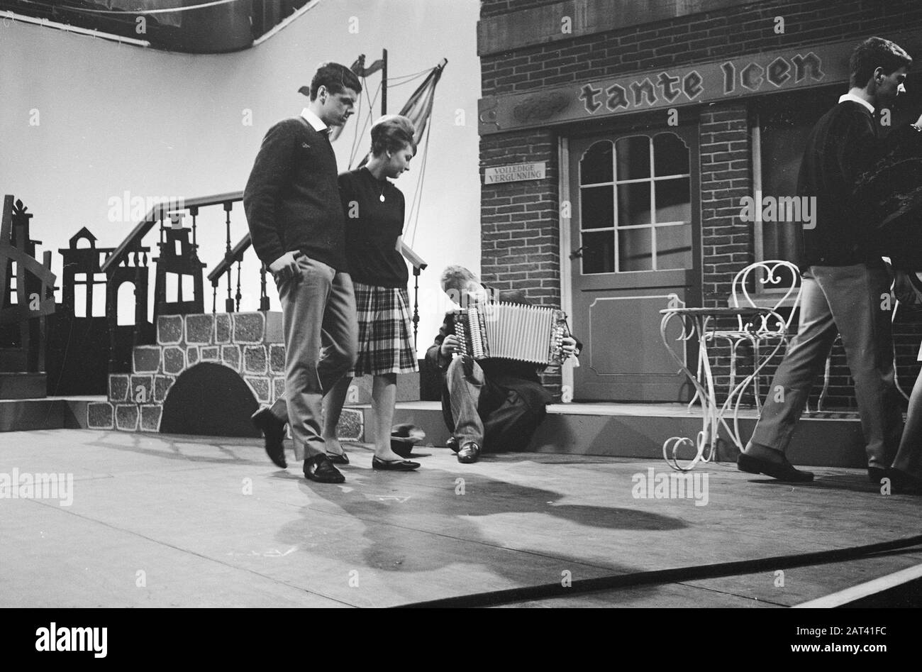 En Hollande il y a un chevalier, jeu de télévision pour LA VPRO de Willy van Hemert Date: 2 avril 1962 mots clés: Télévision, jeux de télévision Banque D'Images