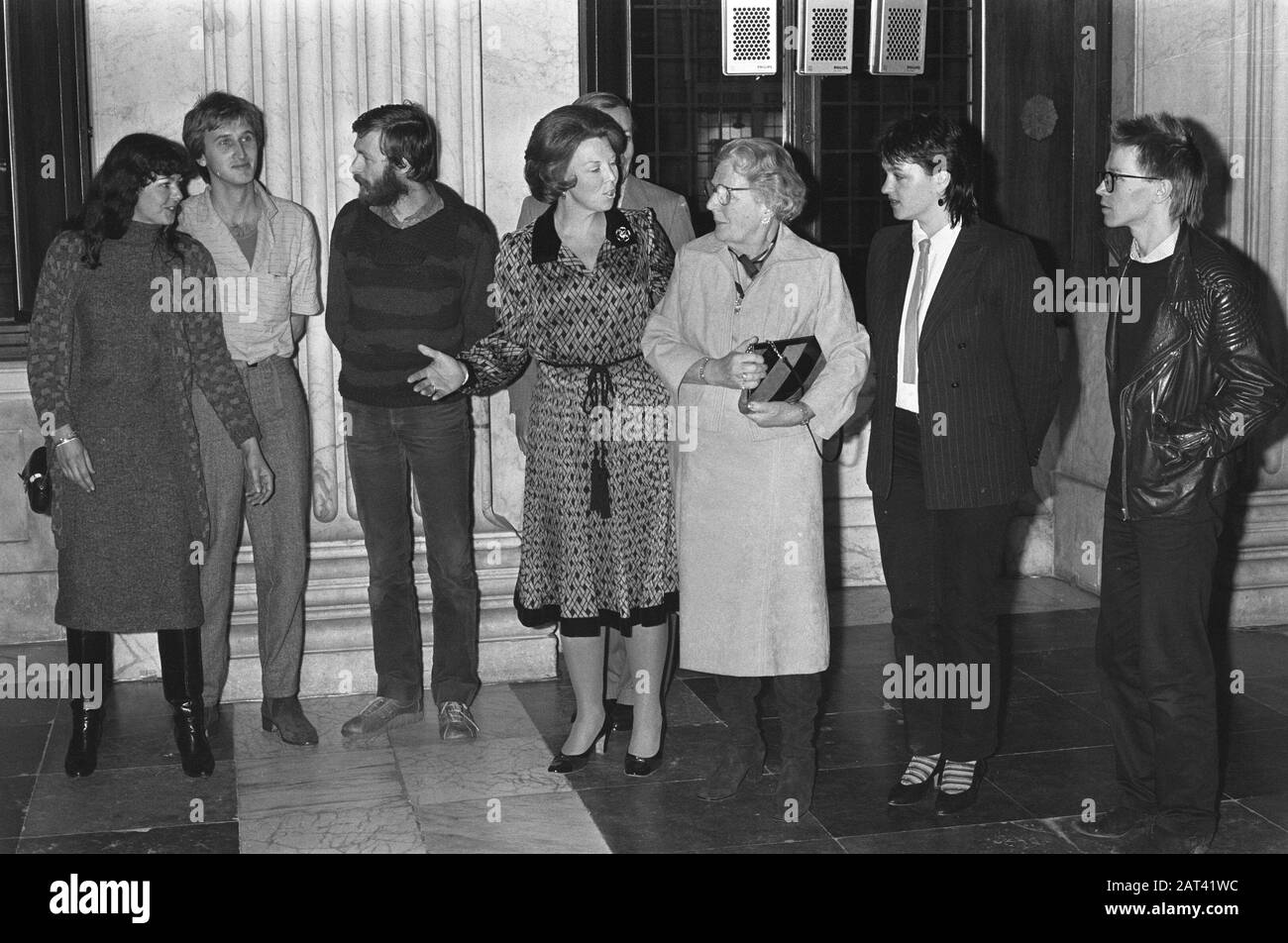 À Paleis op de Dam in A'dam Beatrix prix décerné à de jeunes artistes attribués par le jury Royal pour la peinture gratuite, Date: 26 novembre 1980 lieu: Amsterdam, Noord-Holland mots clés: Artistes, PRIX Nom personnel: Beatrix, Queen Banque D'Images