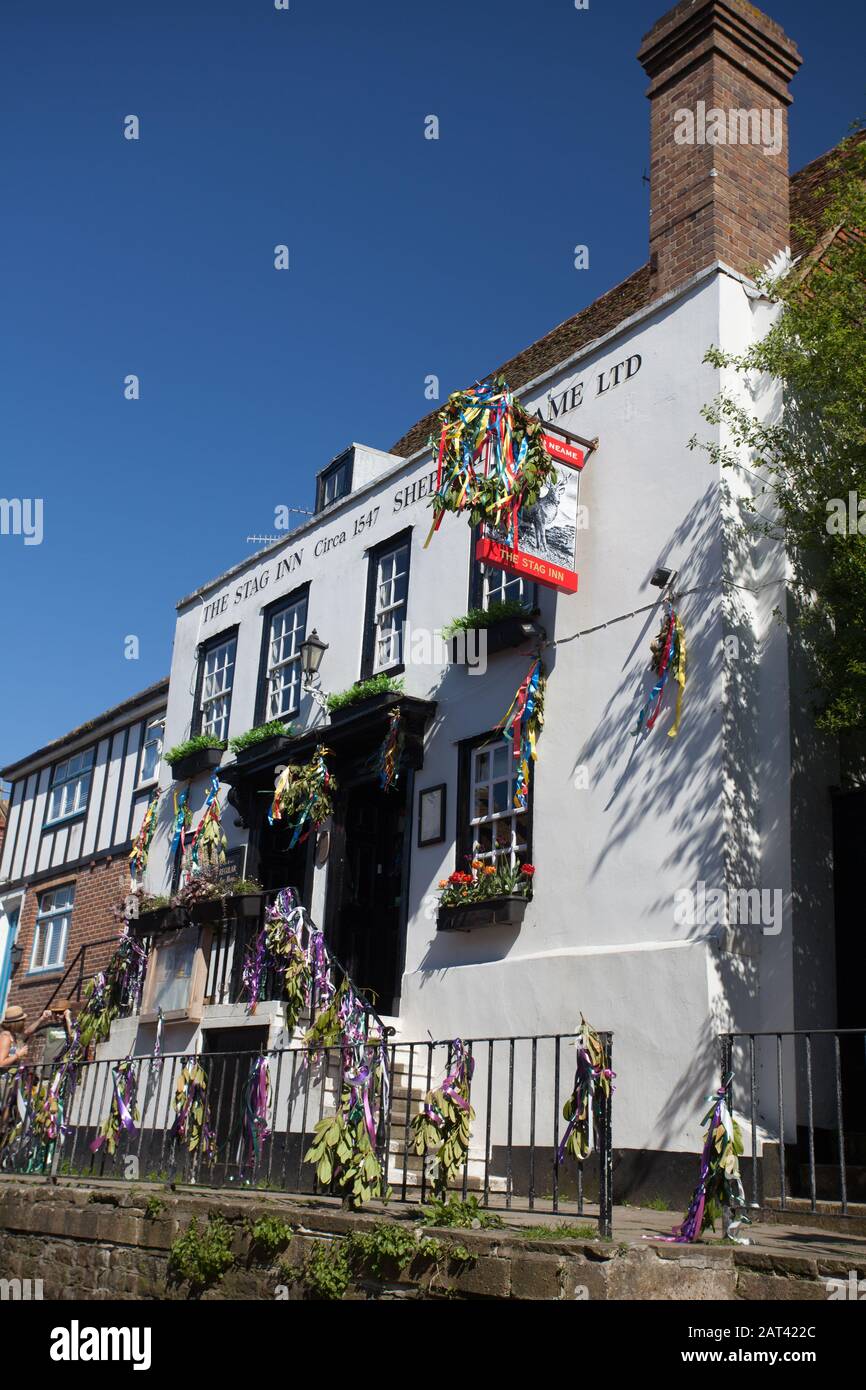 Le pub Stag Inn sur La rue All Saints décoré de rubans et de feuilles pendant le week-end vert de mai, Hastings, East Sussex, Royaume-Uni Banque D'Images