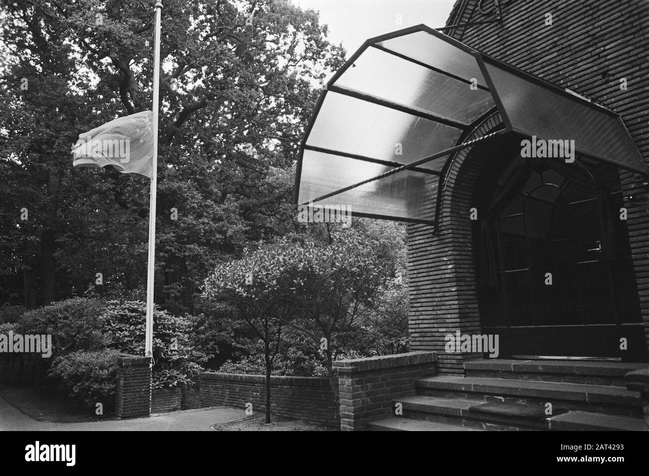 En ce qui concerne la mort Mao, commémoration, ambassade extérieure de Chin avec demi-bâton drapeau Date: 9 septembre 1976 mots clés: Ambassades, commémorations Nom personnel: MAO Tse Toeng Banque D'Images
