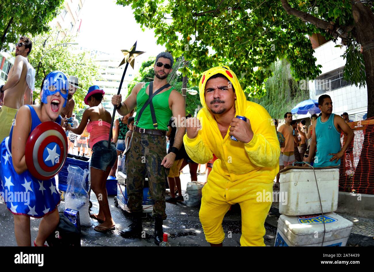 Amérique du Sud, Brésil - 30 janvier 2016 : de heureux fêtards se sont mis dans l'esprit du Carnaval lors d'un défilé de rue tenu à Rio de Janeiro. Banque D'Images
