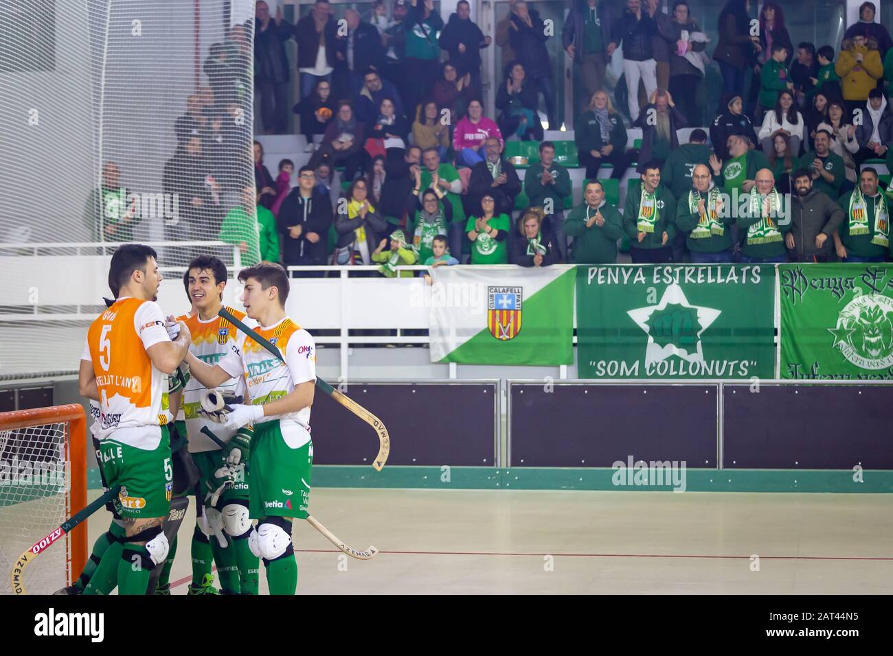 Club Pati Calafell Tont l´équipe Avec Estrellats Supporters sur le fond. Mise au point sélective Banque D'Images