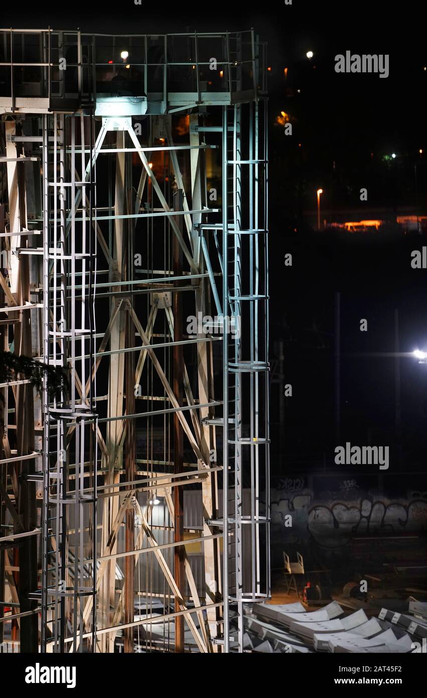 Nuit sur le chantier de construction du nouveau Metro 4 Linea Blu, Milan, Lombardie, Italie, Europe Banque D'Images