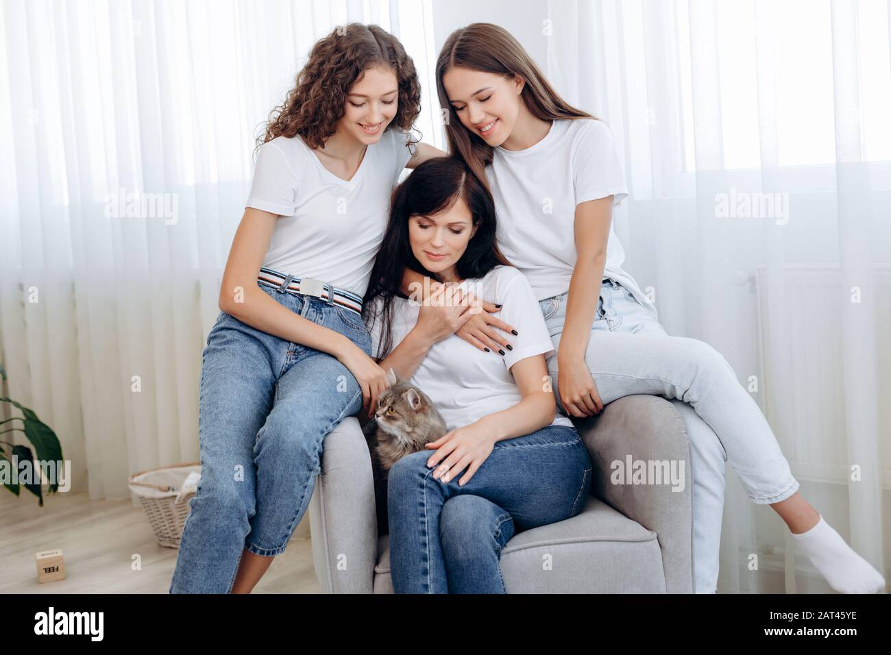 Les filles adorées hug leur mère bien-aimée Banque D'Images