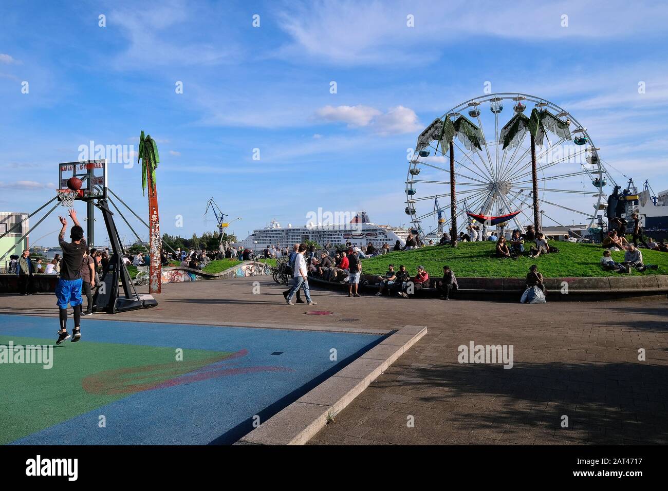 Park Fiction avec terrain de basket-ball, palmiers artificiels, hamac et roue Ferris, St. Pauli, Hambourg, Allemagne Banque D'Images