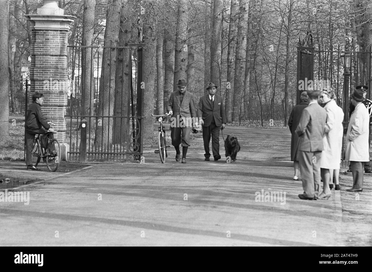 Entrée Drakenstein Annotation: Homme en plusfours avec vélo à portée de main, et homme avec chien sortant de la propriété. Date : 13 avril 1967 mots clés : chiens, police Banque D'Images