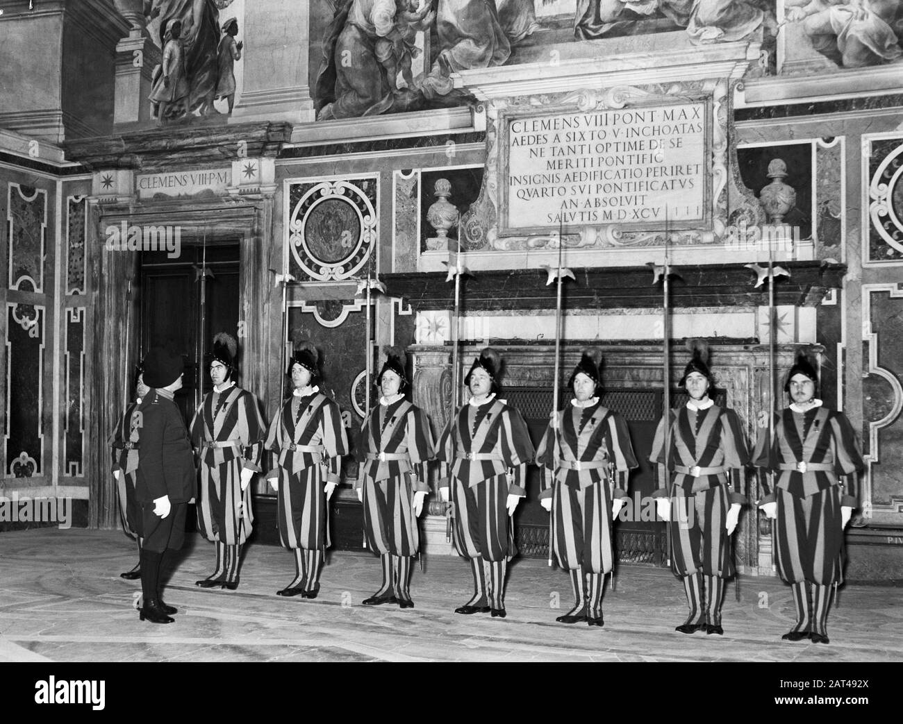 Rome: La Garde pontificale suisse dans la Cité du Vatican Inspection de la Garde dans la SLA Clementina une des salles d'audition au 2ème étage du Palais Apostolique Date: Décembre 1937 lieu: Italie, Rome, Cité du Vatican mots clés: Coiffures, militaires, peintures murales, palais, uniformes, inspections d'armes, armes Nom de l'institution: Vatican Banque D'Images