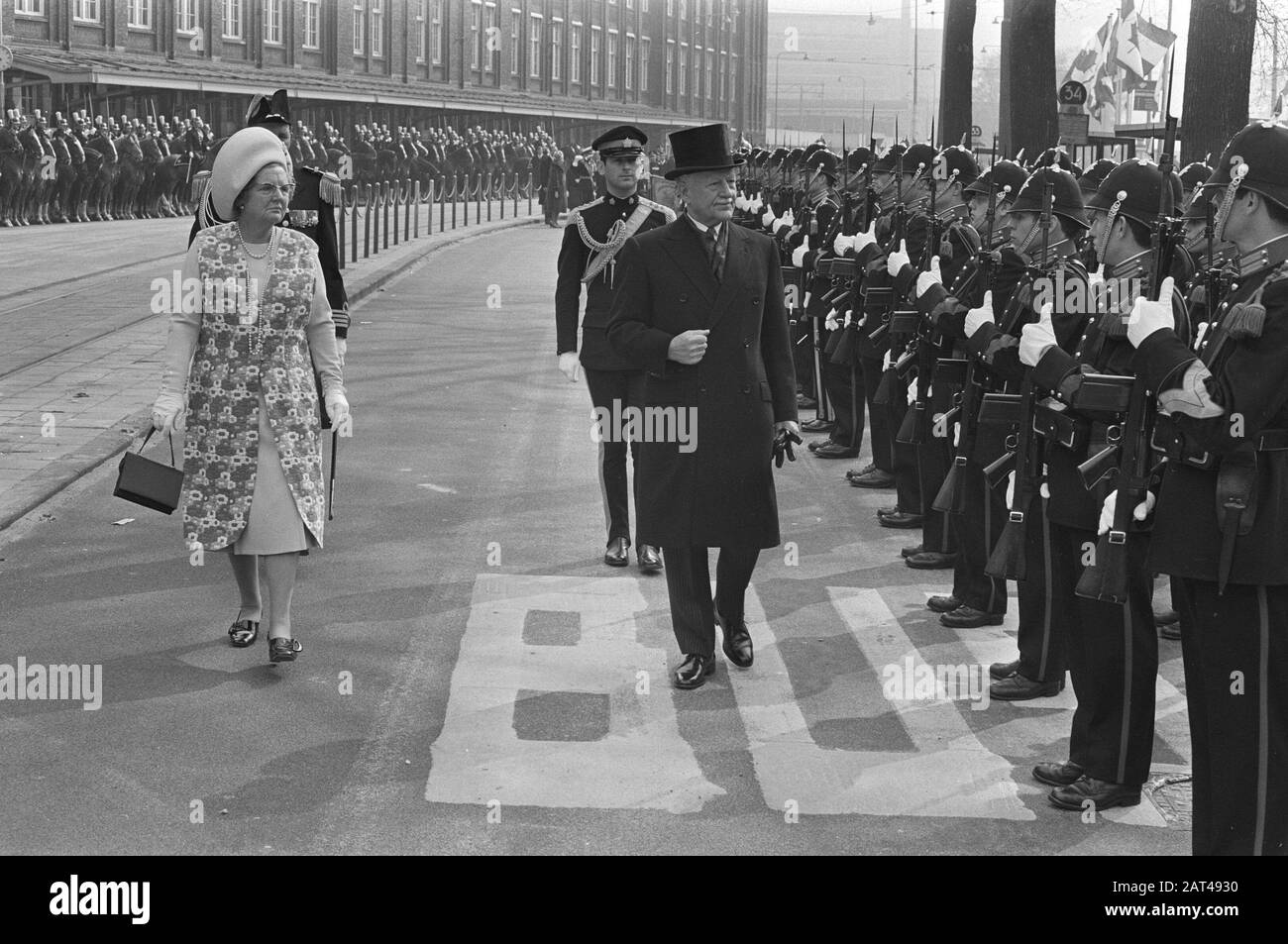 Visite d'État du gouverneur général du Canada Roland Michener et son inspection de la Garde d'honneur par la Reine Juliana et le gouverneur général Michener Date : 14 avril 1971 lieu : Amsterdam, Noord-Holland mots clés : gardes honoraires, gouverneurs généraux, reines, visites d'État Nom personnel : Juliana (Reine Pays-Bas), Michener, Roland Banque D'Images