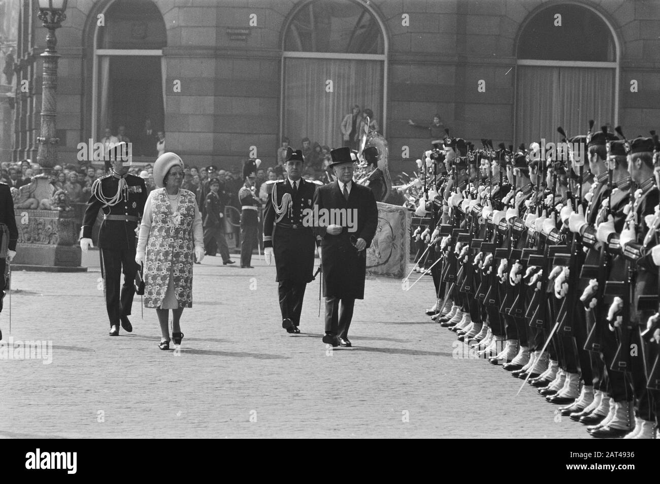 Couronne du gouverneur général du Canada Roland Michener à l'inspection de la Garde d'honneur sur le barrage par le gouverneur général Michener Date : 14 avril 1971 lieu : Amsterdam, Noord-Holland mots clés : gardes honoraires, gouverneurs généraux, visites d'État Nom personnel : Juliana (Reine Pays-Bas), Michener, Roland Banque D'Images