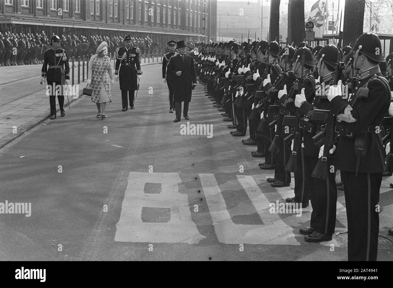 Visite d'État du gouverneur général du Canada Roland Michener et son inspection de la Garde d'honneur par la Reine Juliana et le gouverneur général Michener Date : 14 avril 1971 lieu : Amsterdam, Noord-Holland mots clés : gardes honoraires, gouverneurs généraux, reines, visites d'État Nom personnel : Juliana (Reine Pays-Bas), Michener, Roland Banque D'Images