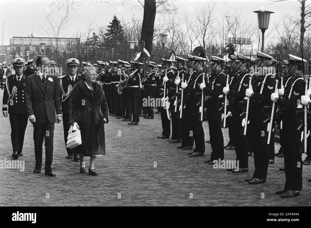 HM de Queen and HRH prince Bernhard lors de la célébration du 150 ans de l'Institut Royal Marine (KIM) à Den Helder Inspection de la Chapelle marine et du corps des sages-femmes Date : 26 avril 1979 lieu : den Helder, Noord-Holland mots clés : Visites, instituts, anniversaires, reines, marine, princes Nom personnel: Bernhard, prince, Juliana, Queen Nom de l'établissement: Chapelle marine de la Marine royale Banque D'Images